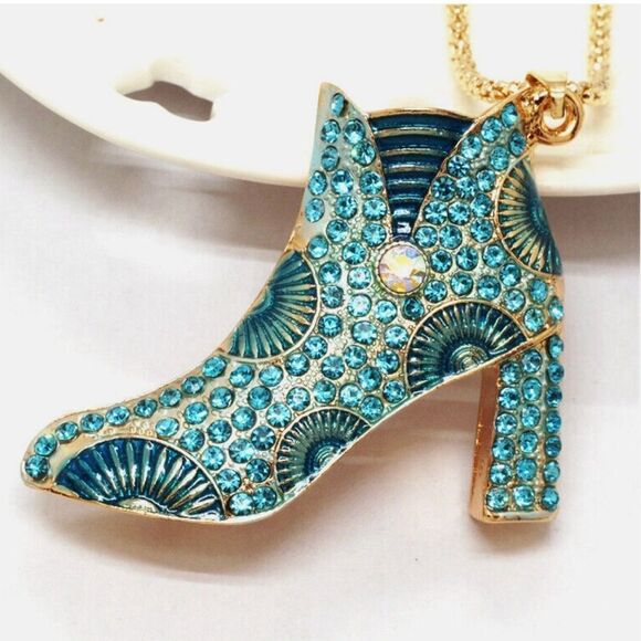 🩵 Betsey Johnson stunning & sparkling aqua ankle boot pendant necklace 🩵 - Picture 3 of 4